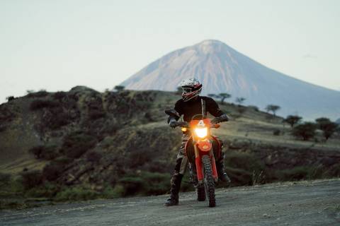 Motocyklista w Tanzanii na tle Kilimandzaro