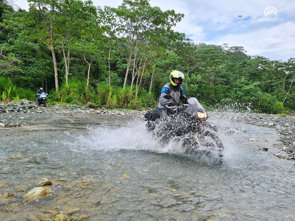 Przejazd motocyklem przez rzeke na Kostaryce