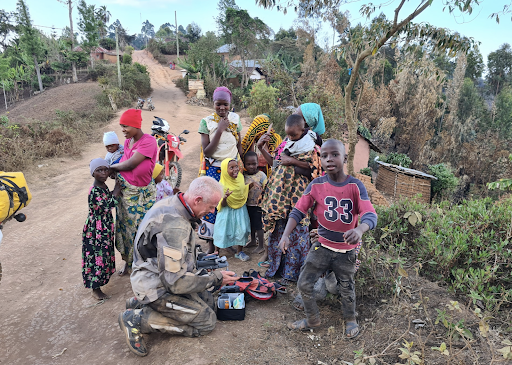 Afrykańskie dzieci z MotoBirds w Tanzanii