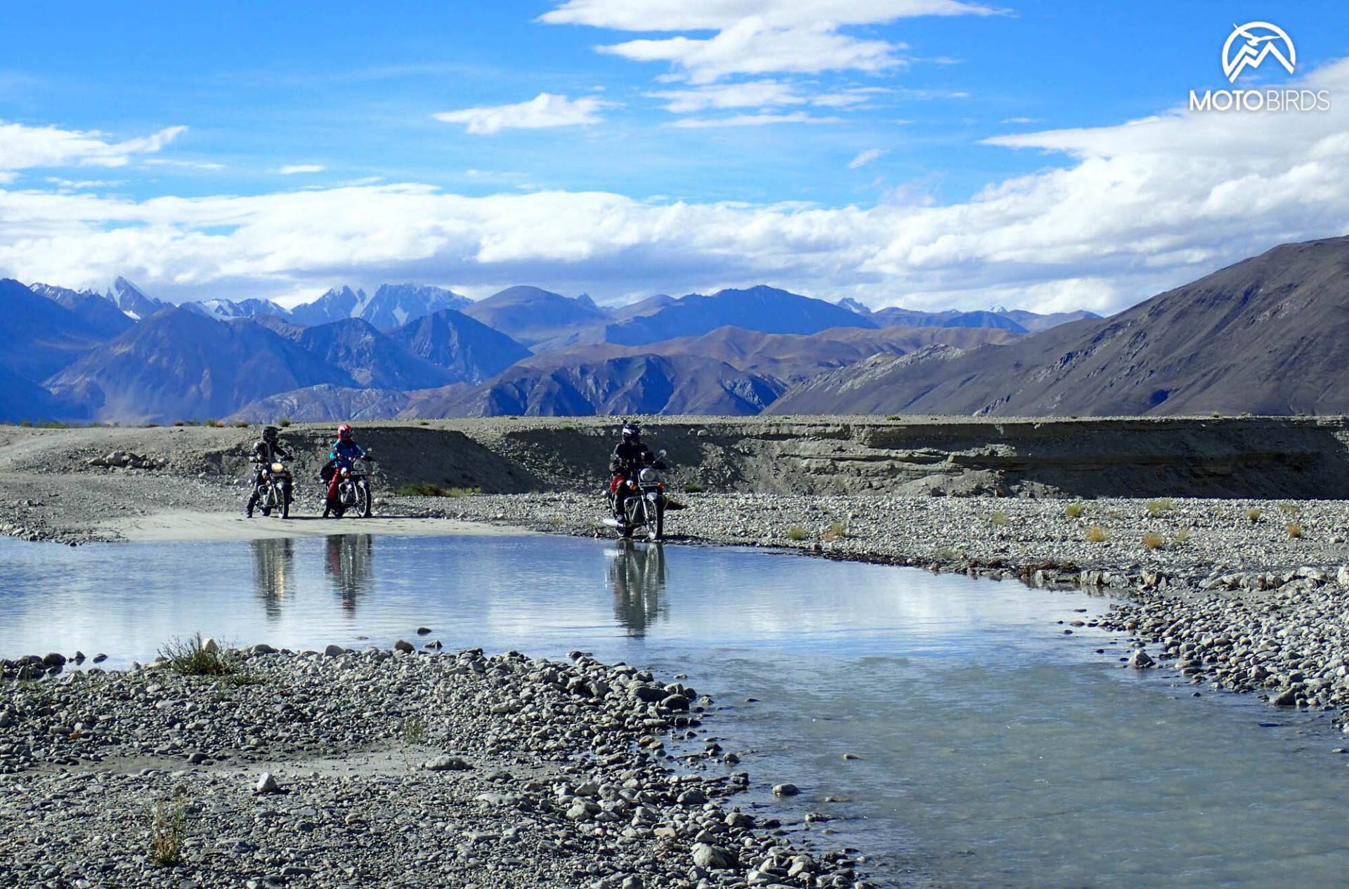 motocyklem przez Himalaje przejazd przez rzekę