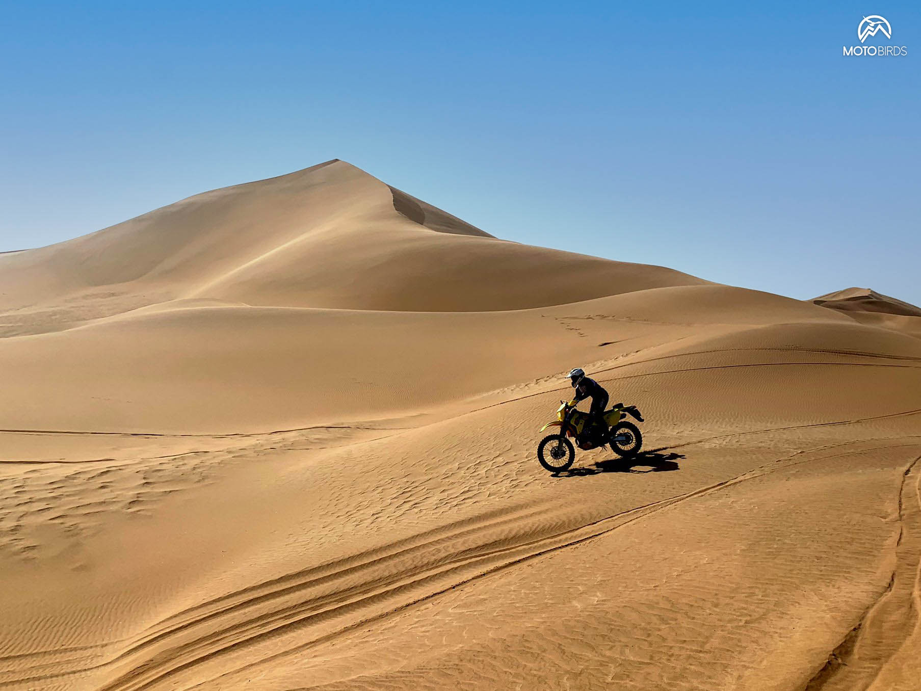 jazda motocyklem po wydmach w Namibii