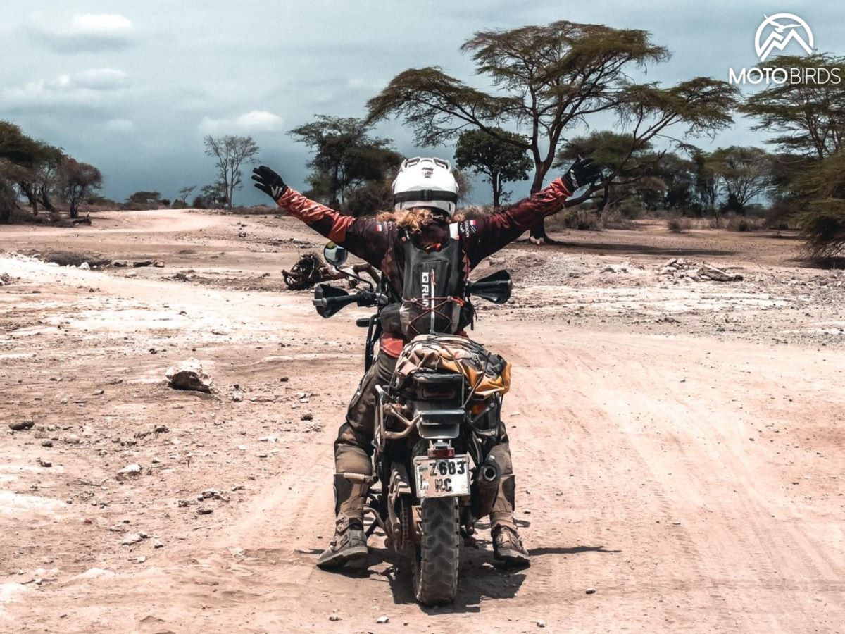 motocyklistka jadąca motocyklem przez świat