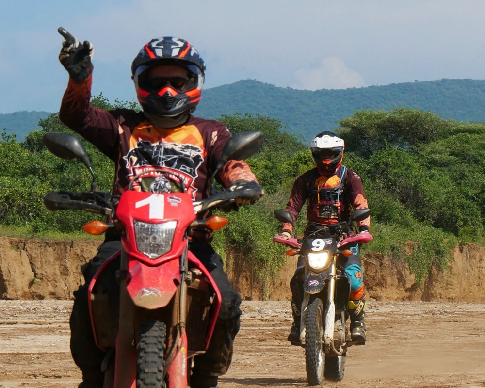 Motocykliści podczas wyprawy MotoBirds w Tanzanii Motocykliści podczas wyprawy MotoBirds w Tanzanii