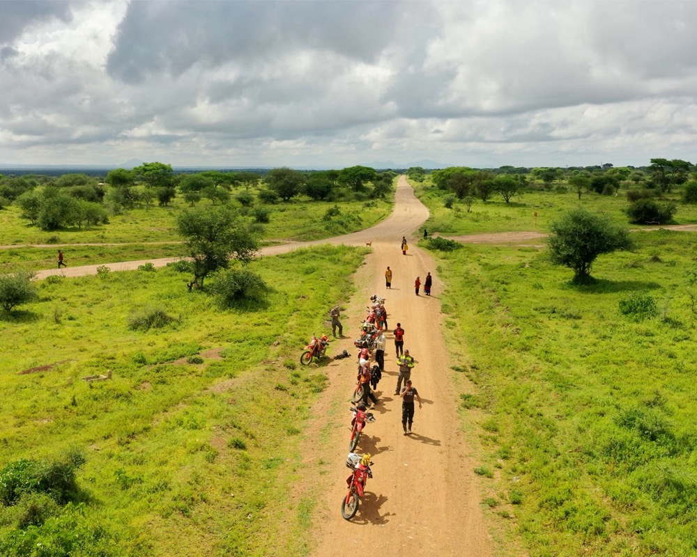 Grupa MotoBirds i lokalna społeczność w Tanzanii Grupa MotoBirds i lokalna społeczność w Tanzanii