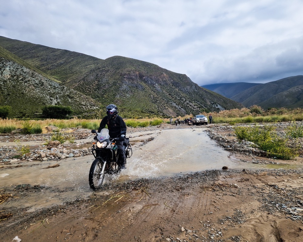 Motocyklista ćwiczący przejazd przez rzekę Motocyklista ćwiczący przejazd przez rzekę