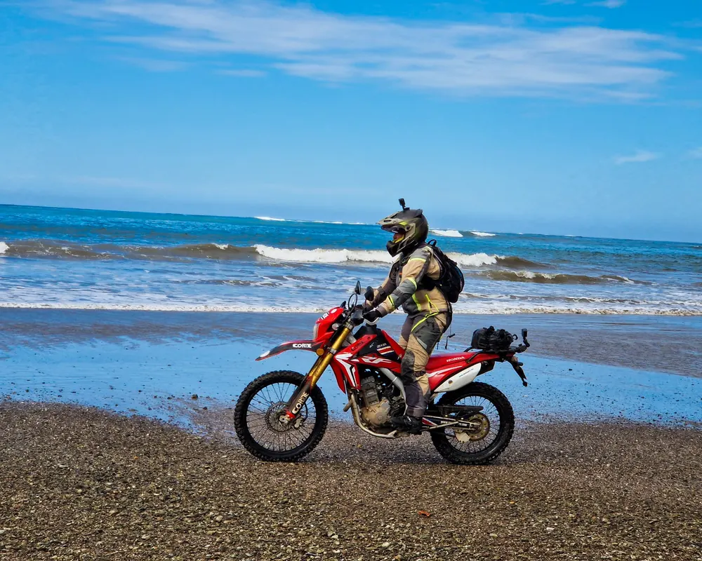 A rider testing Chigee AIO-5 Play on an open route A rider testing Chigee AIO-5 Play on an open route